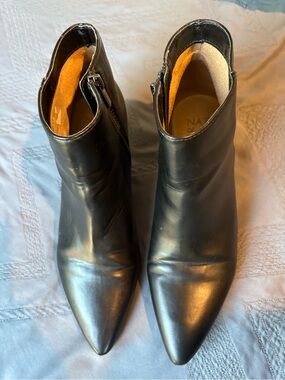 Naturalizer Black Leather Pointed Toe Ankle Booties